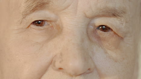 Ältere-Frau-öffnet-Und-Schließt-Die-Augen