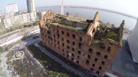 Volando-Sobre-El-Monumento-A-Los-Caídos-En-La-Guerra-De-Gergart-Mill-En-Volgogrado,-Rusia