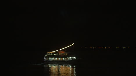 Boot-Auf-Dem-Wasser-In-Der-Nacht