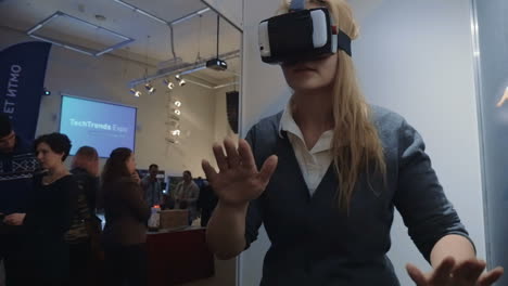 Mujer-Explorando-La-Realidad-Virtual-En-La-Exposición-Tecnológica.