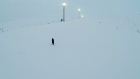Esquiador-Bajando-La-Pendiente