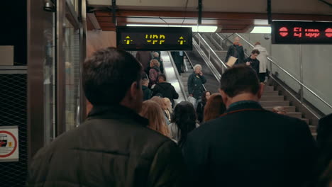 Menschen-Fahren-Rolltreppen-In-Der-U-Bahn-Auf-Und-Ab