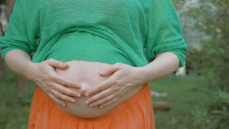 Ungeborenes-Baby-Drückt-Den-Bauch-Einer-Schwangeren-Frau