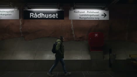 Männlicher-Passagier,-Der-Auf-Dem-Bahnsteig-Entlanggeht