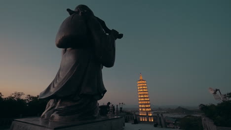 Rückseite-Von-Buddha-Und-Pagode-Im-Hintergrund-Bei-Nacht-Im-Bai-Dinh-Tempel-In-Hanoi,-Vietnam