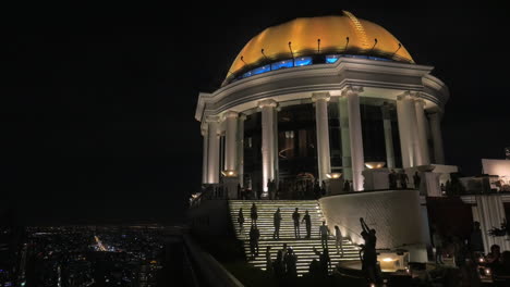 Sky-Bar-En-La-Azotea-Del-Hotel-Lebua-Por-La-Noche-Bangkok,-Tailandia