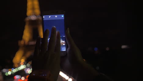 Toma-Nocturna-De-La-Torre-Eiffel-Iluminada-En-El-Móvil.