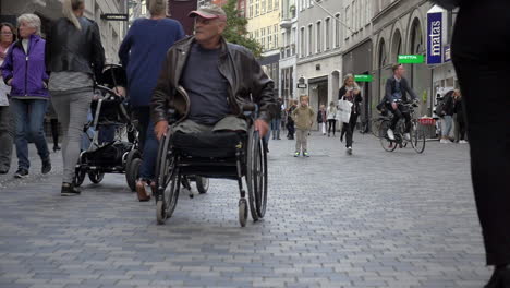 Hombre-En-Silla-De-Ruedas-En-La-Calle