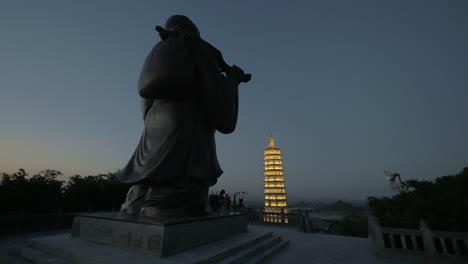 Estatua-De-Buda-Y-Pagoda-De-La-Torre-En-El-Atardecer-Templo-Bai-Dinh-Vietnam