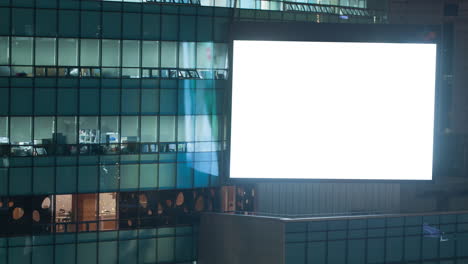 Timelapse-De-Pantalla-En-Blanco-Parpadeante-En-El-Edificio-De-Oficinas-Por-La-Noche-Seúl-Corea-Del-Sur