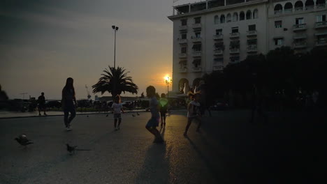 Niños-Y-Palomas-En-La-Plaza-De-La-Ciudad