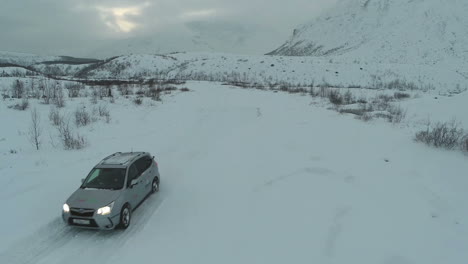 Coche-Conduciendo-Por-El-Campo-En-Invierno