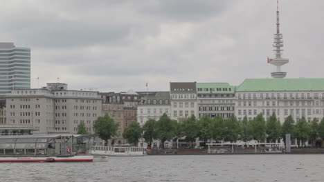 Hamburg-Deutschland-Flussboote-Mit-Deutschland-Flagge