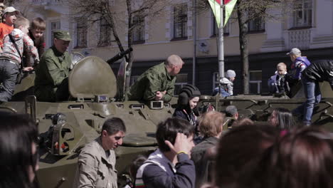 Menschen-Feiern-Den-Tag-Des-Sieges-In-Jaroslawl,-Russland