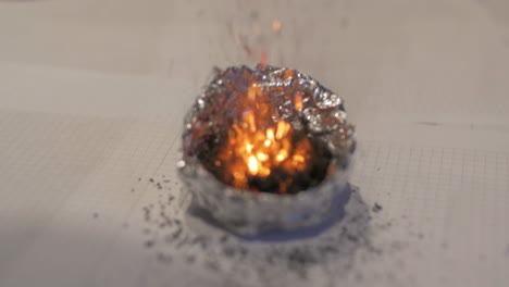 Demostración-De-Química-Con-Experimento-De-Volcán