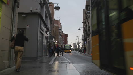 Tráfico-En-La-Calle-Después-De-La-Lluvia