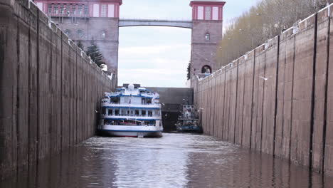 Barco-En-La-Esclusa