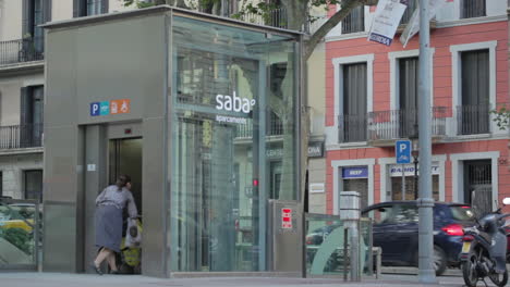 Street-elevator-in-Barcelona