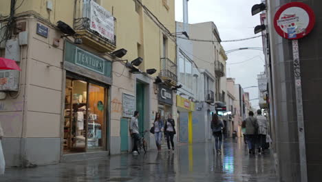 Belebte-Straße-Nach-Dem-Regen