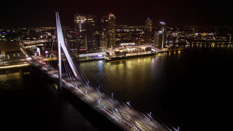 Timelapse-Del-Tráfico-De-Automóviles-En-El-Puente-Erasmus-En-La-Noche-De-Rotterdam