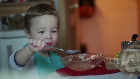 Zweijähriger-Junge-Isst-Fischsuppe-Vom-Teller,-Clip-Drei
