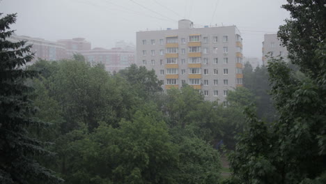 Starker-Regen,-Erhöhte-Ansicht-Aus-Fenster-3