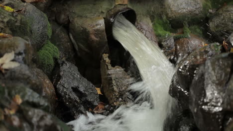 El-Agua-Sale-De-Una-Tubería-En-El-Parque-De-La-Ciudad.