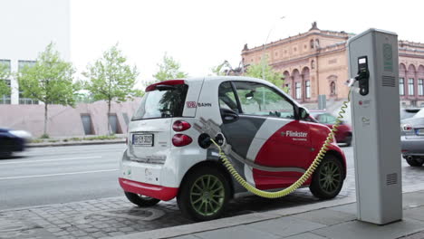 El-Coche-Eléctrico-Se-Está-Cargando.