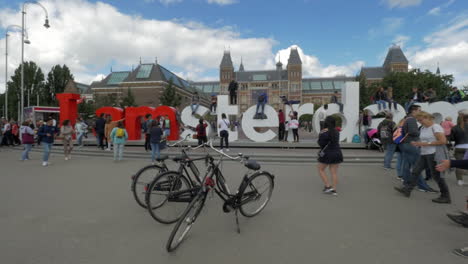 Turistas-Haciendo-Fotos-En-El-Lema-De-Ámsterdam.