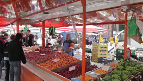 Vendedor-En-Hamburgo-Fischmarkt