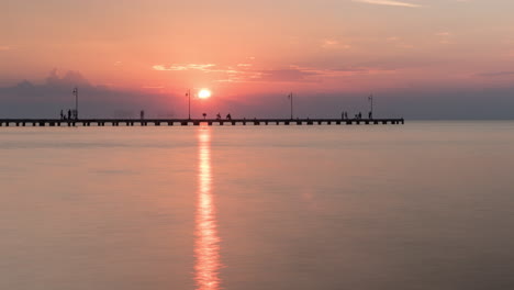 Zeitraffer-Des-Kommenden-Abends-Und-Der-Menschen-Auf-Dem-Pier