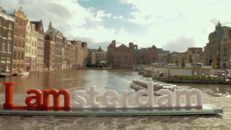 Blick-Auf-Die-Stadt-Am-Wasser-Und-Der-Slogan-Von-Amsterdam