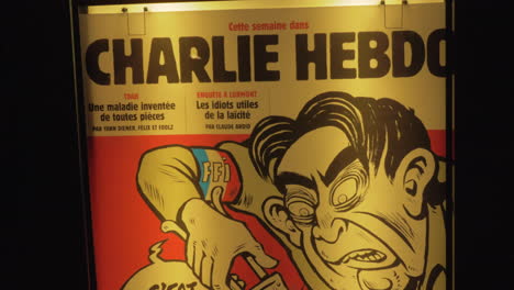 Banner-De-La-Calle-De-La-Revista-Satírica-Charlie-Hebdo-En-La-Noche-De-París-Francia