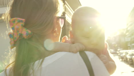 Mutter-Mit-Baby-Läuft-Auf-Der-Straße,-Blick-Auf-Die-Sonne