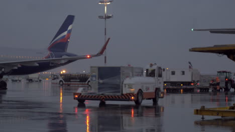 Tarde-Ocupada-En-El-Aeropuerto-Sheremetyevo-De-Moscú,-Vista-Al-Tráfico-De-Vehículos