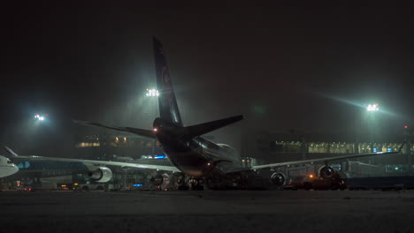 Timelapse-De-Descarga-Llegó-El-Avión-Tailandés-En-La-Noche-De-Invierno-Domodedovo-Moscú