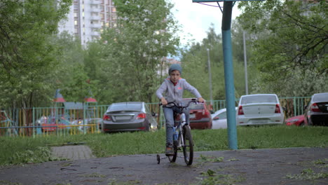 Niño-Que-Tiene-Ocio-Activo-Al-Aire-Libre-Montando-En-Bicicleta