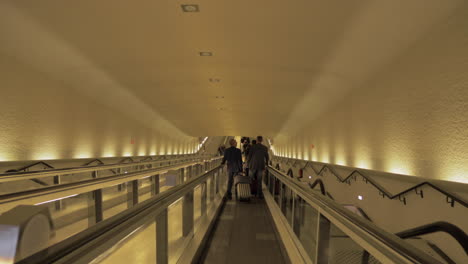 Menschen-Auf-Einer-Flachen-Rolltreppe-Am-Flughafen-In-Paris,-Frankreich