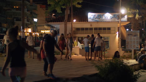 Gente-Caminando-En-La-Calle-De-Noche-Nea-Kallikratia-Grecia
