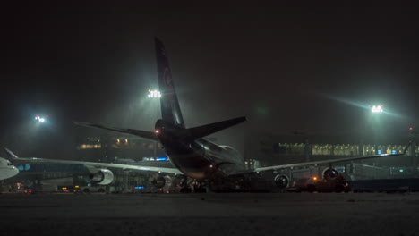 Timelapse-of-servicing-airplane-at-winter-night