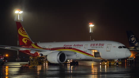 Boeing-787-8-De-Hainan-Airlines-En-El-Aeropuerto-De-Sheremetyevo-Por-La-Noche