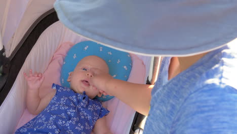 Niño-Cuidando-A-Su-Hermanita-Al-Aire-Libre