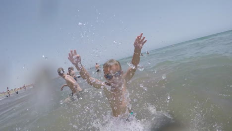 Niño-Salpicando-Agua-Cuando-Se-Baña-En-El-Océano-Durante-Las-Vacaciones-En-Gran-Canaria