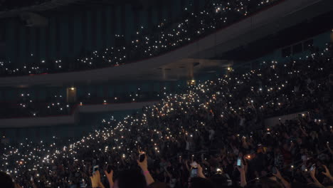 Gente-Agitando-Linternas-De-Celular-En-El-Concierto-De-Música.