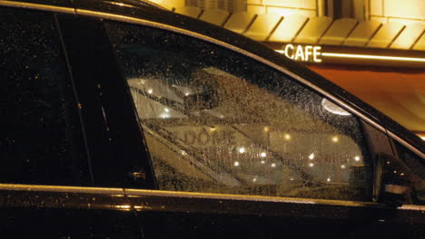 Coche-Estacionado-Bajo-La-Lluvia-Con-Limpiaparabrisas-Funcionando.