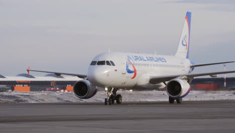 Ural-Airlines-A320-Rodando-En-El-Aeropuerto-De-Moscú.
