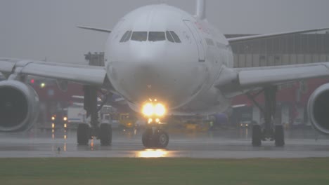 China-Eastern-Flugzeug-Rollt-Bei-Regnerischem-Wetter-Am-Flughafen-Scheremetjewo