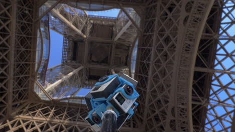 Filmando-360-Vr-Con-Cámaras-Gopro-Debajo-De-La-Torre-Eiffel-En-París-Francia