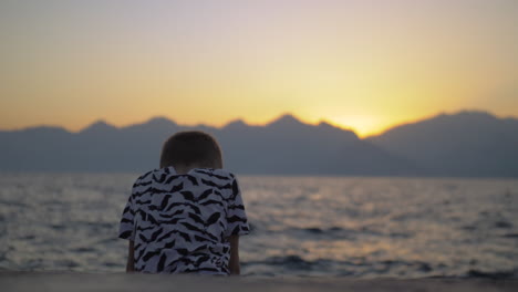 Einsames-Kind-Am-Strand-Bei-Sonnenuntergang