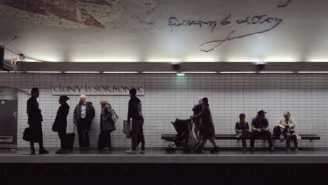 Pendler-An-Der-Metrostation-Cluny-La-Sorbonne-In-Paris